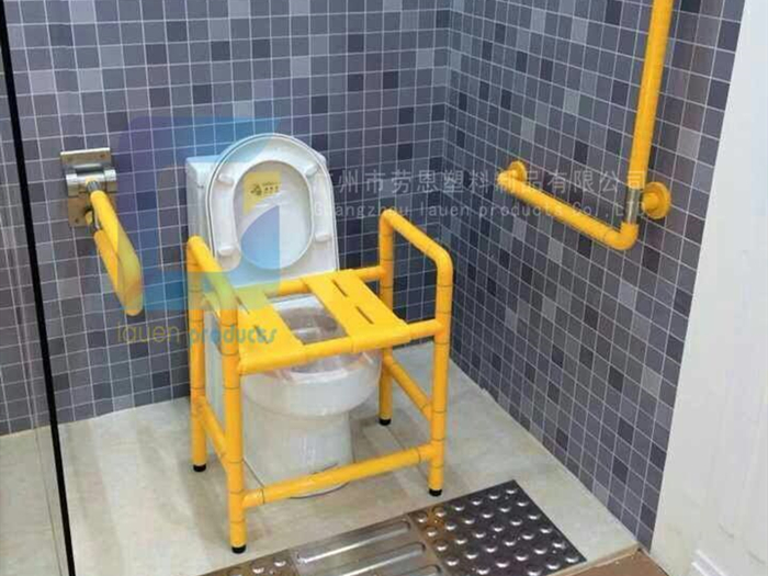 【浙江杭州】适老化改造进行中，街道办为老人旧宅安装无障碍扶手